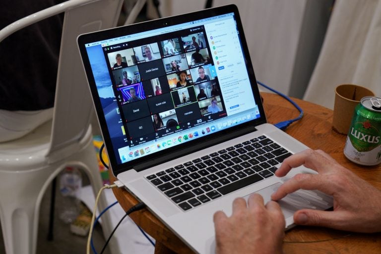 Reunión a través de Zoom.  REUTERS/Loren Elliott