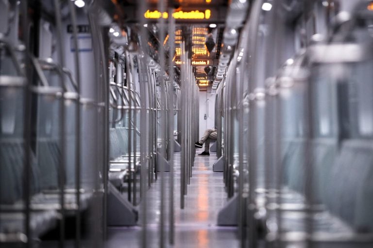 AME2461. BUENOS AIRES (ARGENTINA), 14/04/2020.- Un hombre es visto en un vagón vacío del subterraneo en la ciudad de Buenos Aires (Argentina), hoy martes luego de que el gobierno anunciara el uso obligatorio de tapabocas a partir del 15 de abril. EFE/Juan Ignacio Roncoroni