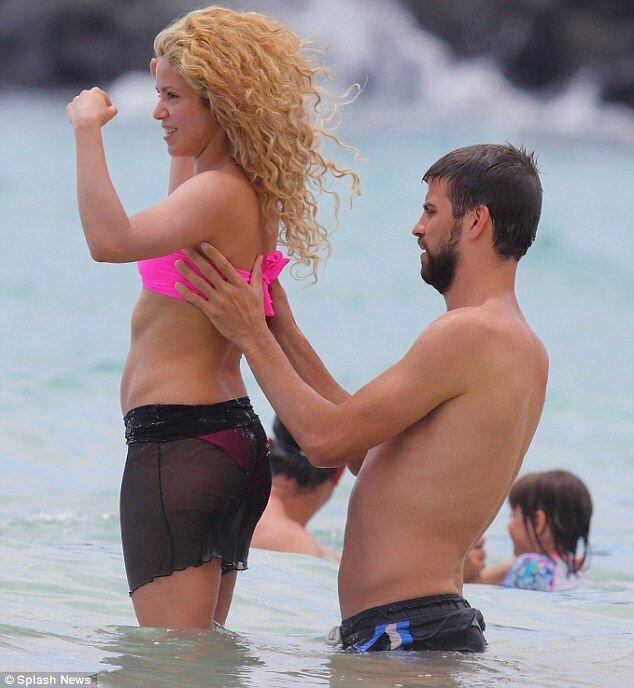 Los paparazzi encontraron a Shakira y Piqué en la playa