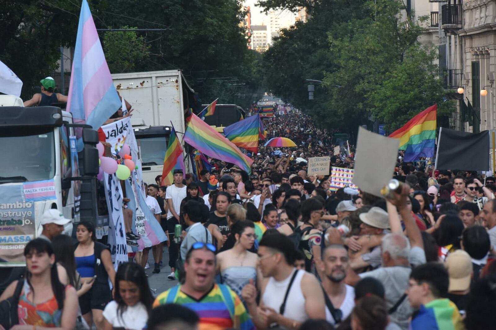 Miles de personas en la Marcha del Orgullo en Córdoba. (Facundo Luque / La Voz)