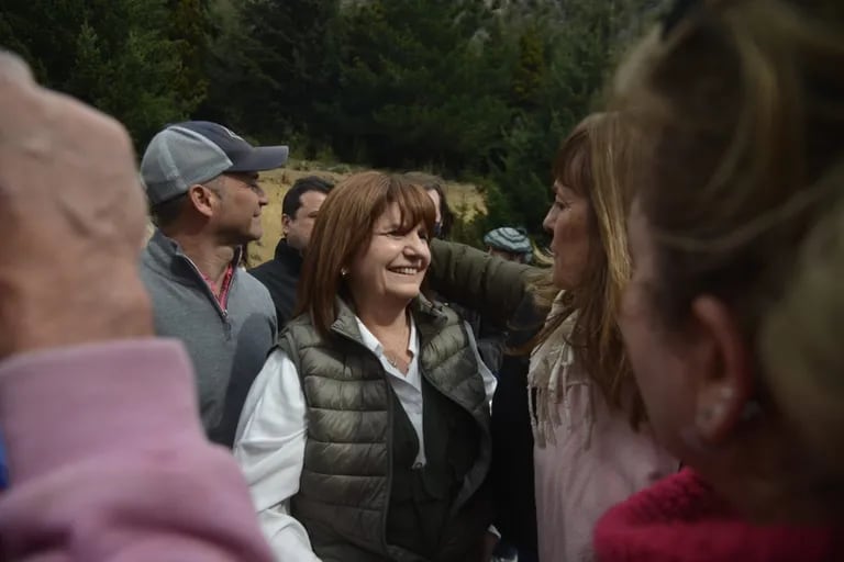 Patricia Bullrich marchó con los vecinos de Villa Mascardi contra las usurpaciones mapuches.