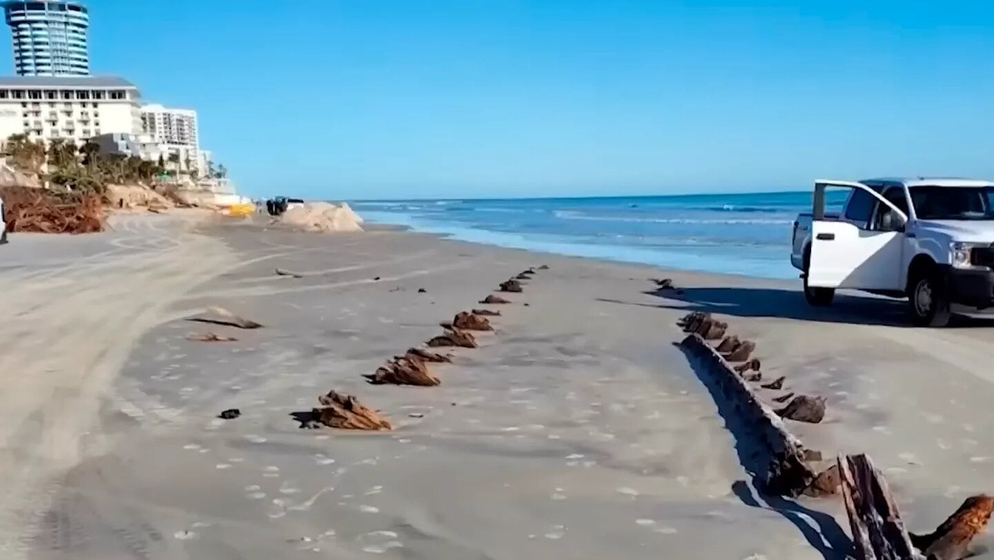 La estructura está formada por madera muy vieja y sospechan que data de hace varios siglos.