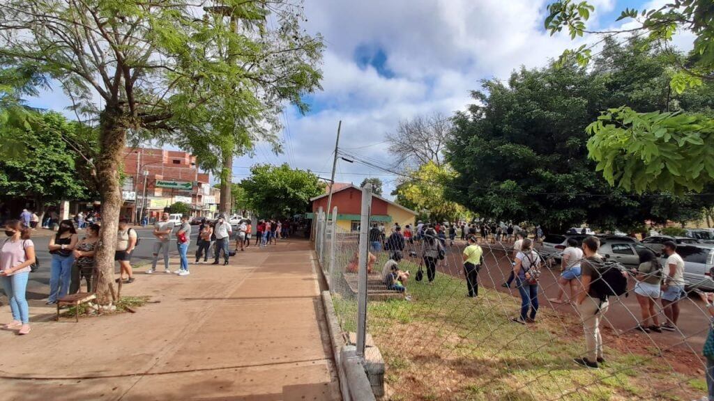 Más de dos horas de cola para hisoparse en la ciudad de Posadas.