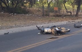 La moto, en la zona del choque. (Policía)