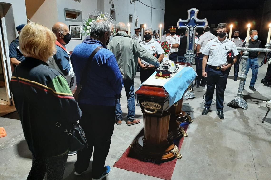 Último adiós al Jefe de cartel de bomberos voluntarios de La Falda, Gabriel Molina. (Foto: La Estafeta Online)