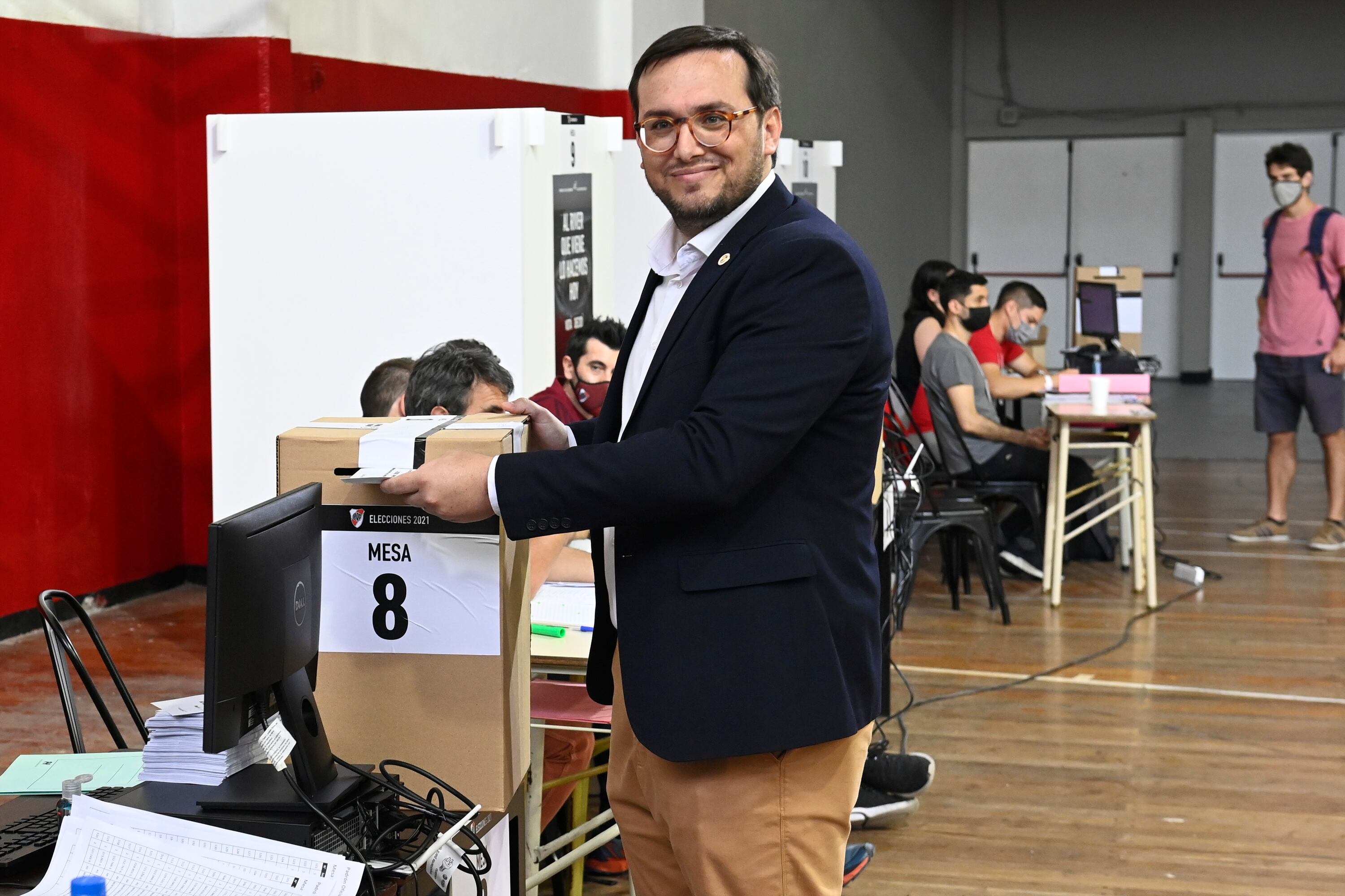 El candidato de Creemos River, Luis Belli, posando con su decisión.