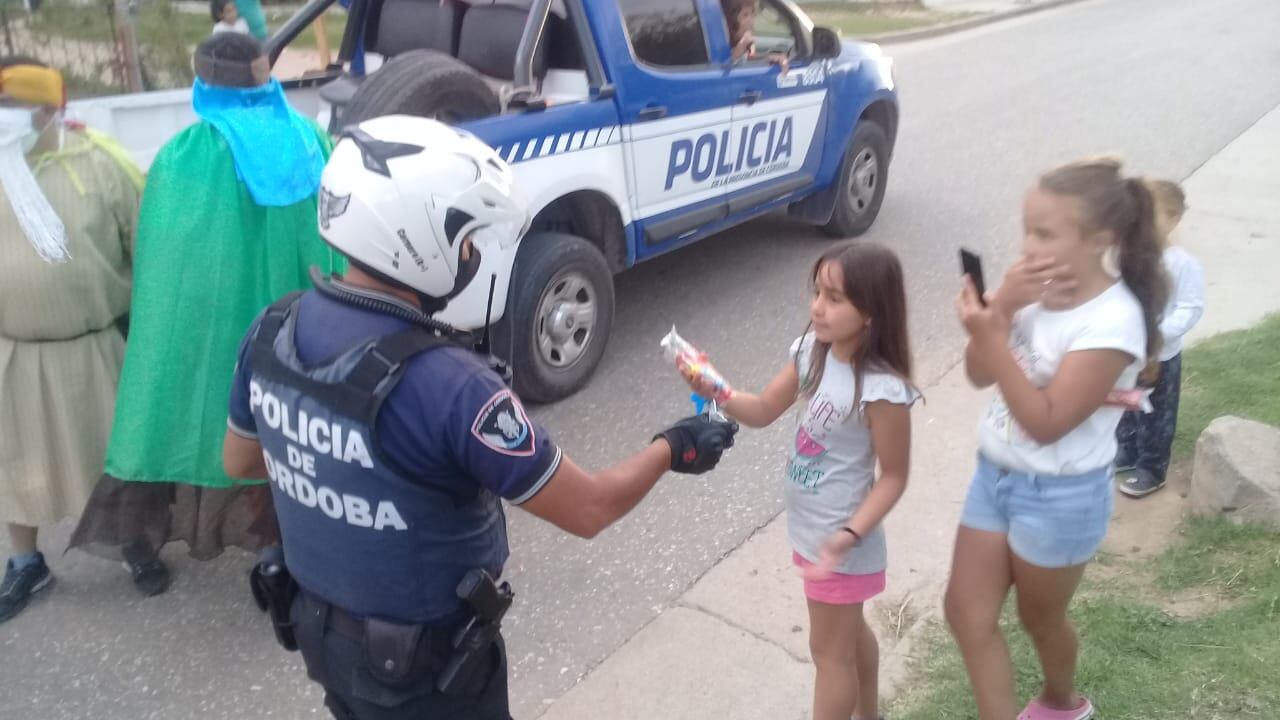 Personal de la policía llevó alegría  a los más pequeños en Huerta Grande.