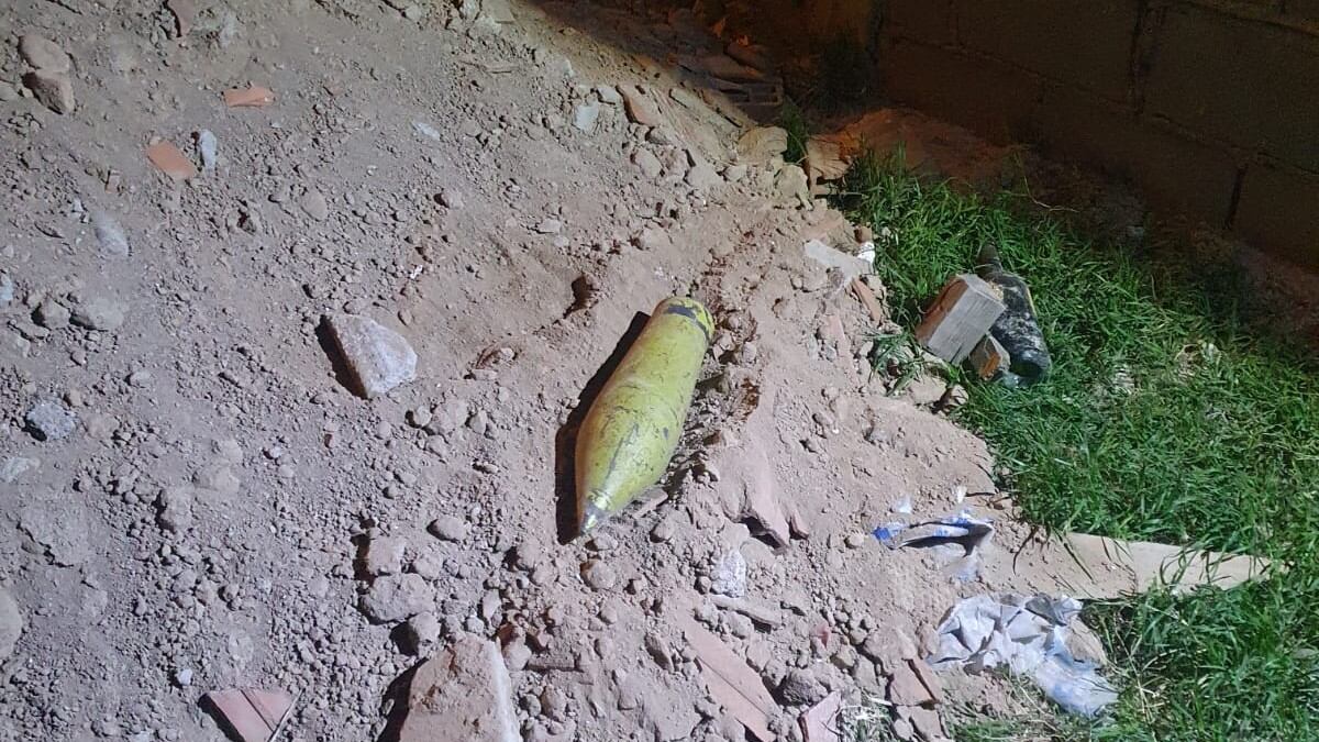 Insólito: vecinos de un barrio de Córdoba encontraron un explosivo de guerra en la calle
