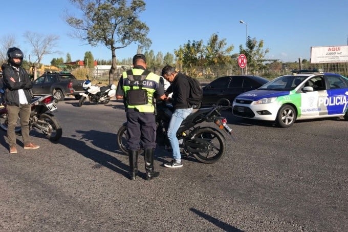 Policía en el conurbano.