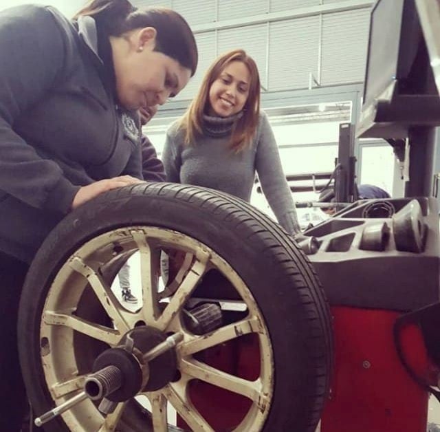 Diez rosarinas son las primeras mujeres graduadas como gomeras profesionales en Argentina