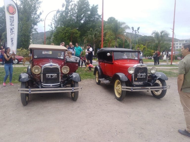 Dos de los autos exhibidos este domingo.