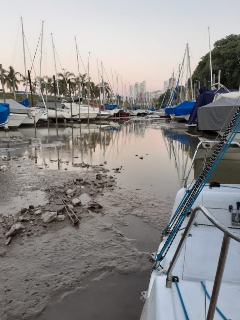 Las caletas de los clubes náuticos de la zona norte están totalmente sin agua y las embarcaciones en el barro. (Vía Rosario)