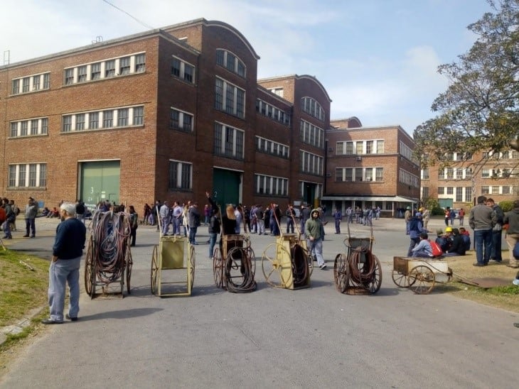 Empleados de la fábrica toman la planta y encierran al interventor