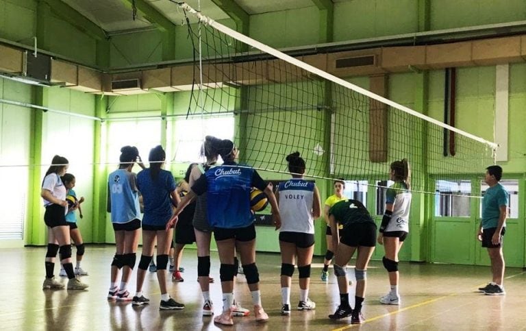 El cuerpo técnico de Voley femenino, integrado por Oscar Pérez y Carlos Ñañez, realizó una nueva concentración en la ciudad de Trelew durante el fin de semana.