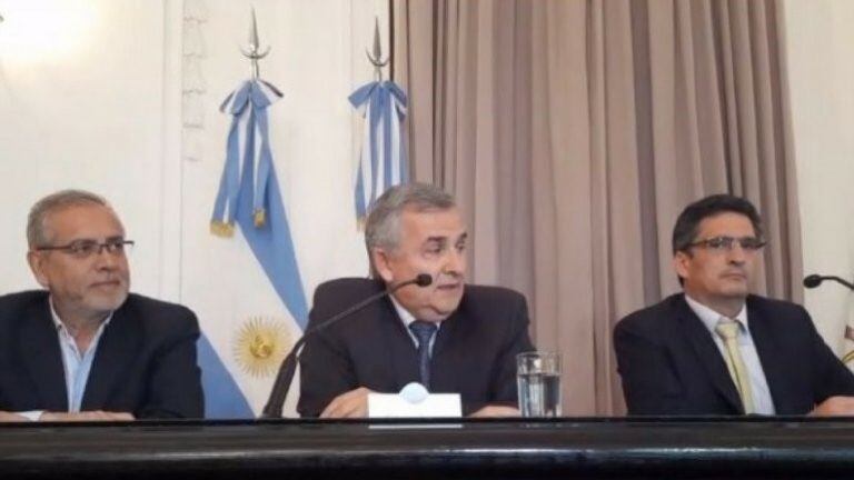 El gobernador de Jujuy, Gerardo Morales junto al ministro de Producción, Juan Abúd Robles y el fiscal de Estado, Mariano Miranda, anunciaron la venta definitiva del ingenio La Esperanza