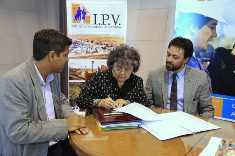 Firma de la donación que recibe el IPV .