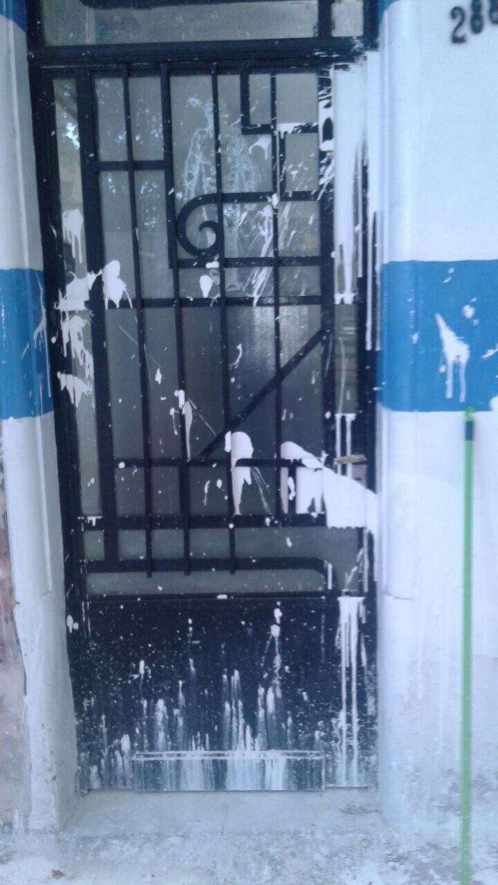 Un local de La Cámpora en Rosario amaneció vandalizado con pintura.