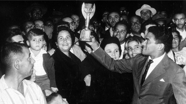 El Mundial de Garrincha. Analfabeto, proclive al alcoholismo, y genio de todos modos. El día de la final con Checoslovaquia, le preguntó al técnico: "¿Por qué vino tanta gente?". Como en Suecia 1958, no sabía que Brasil estaba jugando por el título.