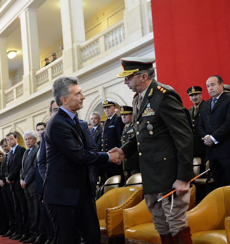 BAS101-. BUENOS AIRES (ARGENTINA), 30/05/2016..- Fotografía cedida por presidencia de Argentina del mandatario Mauricio Macri (I), saludando al jefe del Estado Mayor Conjunto del Ejército argentino, general Diego Suñer, durante el acto central de conmemoración del Día del Ejército, en un colegio militar de la provincia de Buenos Aires, hoy lunes 30 de mayo de 2016. Macri insistió hoy en que Argentina necesita unas Fuerzas Armadas adaptadas al siglo XXI, preparadas para intervenir en misiones de paz y en asistencia a catástrofes, después de "años" de abandono por el Estado. EFE/PRESIDENCIA DE ARGENTINA/SOLO USO EDITORIAL buenos aires mauricio macri Diego Suñer acto celebracion dia del ejercito argentino presidente de la nacion actos ceremonias