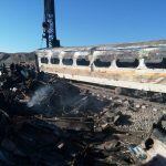 IRN02 SEMNAN (IRÁN), 25/11/2016.- Vista de un vagón de tren destruído tras un accidente en la ciudad de Semnan, en el cento de Irán, hoy, 25 de noviembre de 2016. - Al menos 40 personas murieron y un centenar resultaron heridas en un choque de trenes ocur