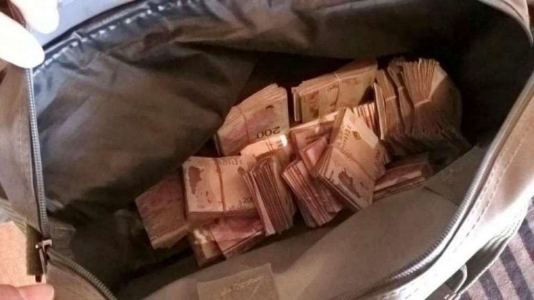 Estafador detenido. Tenía $209.000 ocultos en un bolso en la casa.