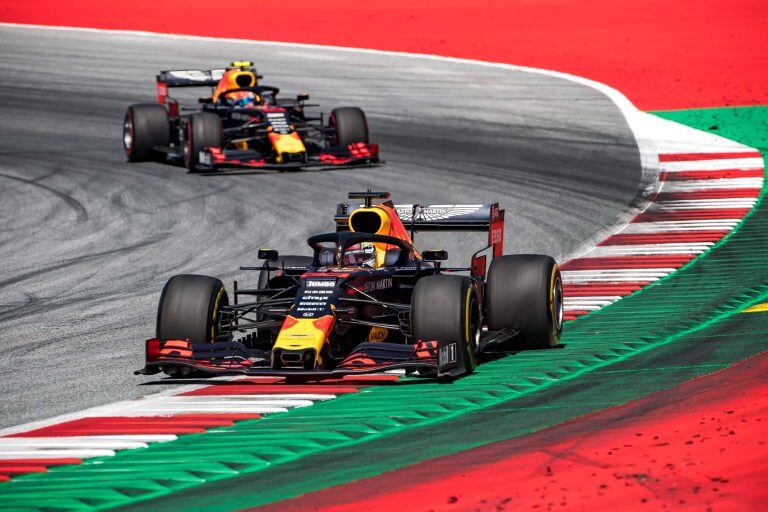 Max Verstappen, delante de Pierre Gasly (ambos, de Red Bull), en acción en Austria el año pasado.