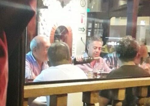 Alfredo Cornejo sirviendo vino, junto al intendente de Guaymallén, Marcelino Iglesias en Perú.