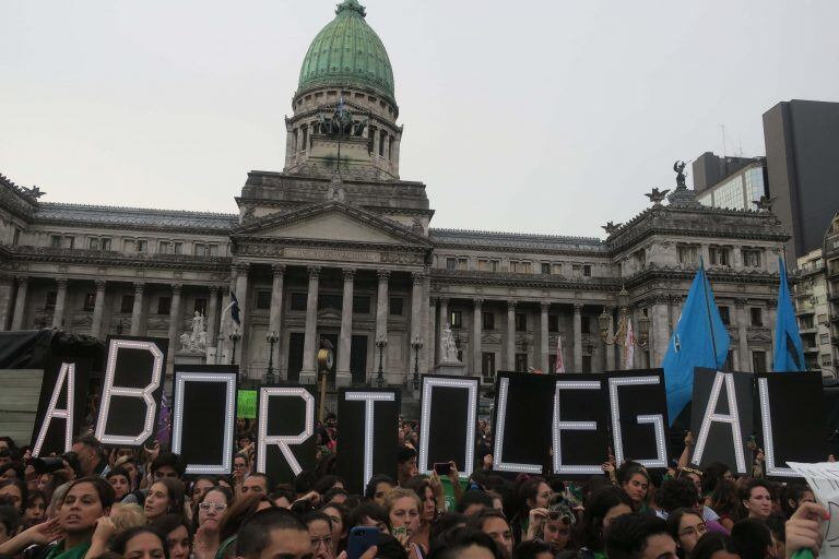 ARG01. BUENOS AIRES (ARGENTINA), 19/02/2018.- Cientos de personas se manifiestan para pedir que el Congreso apruebe un proyecto de ley que garantice el aborto seguro, legal y gratuito en todo el país hoy, lunes 19 de febrero de 2018, frente a la sede del Congreso argentino en Buenos Aires (Argentina). EFE/Javier Caamaño

 buenos aires  marcha protesta aprobacion ley aborto legal pañuelazo manifestacion ley aborto seguro gratuito