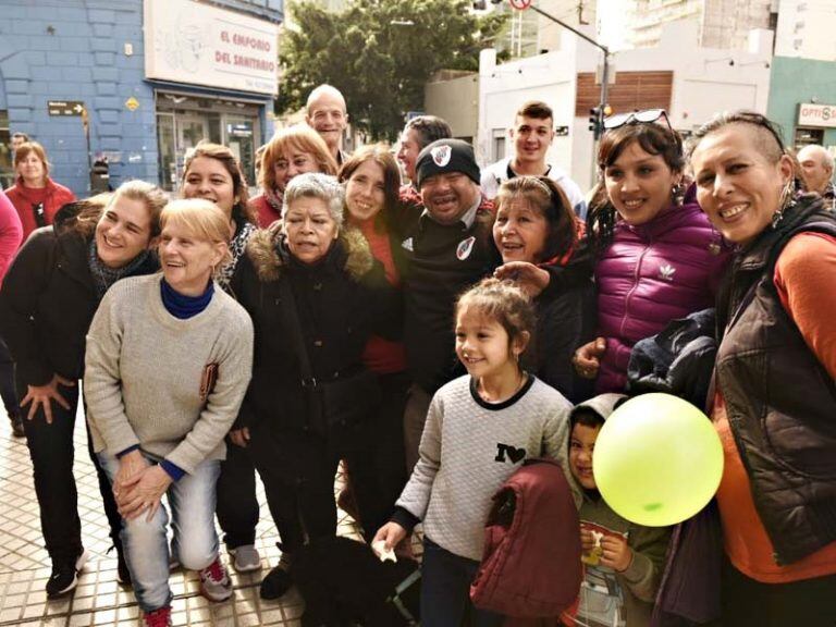 Ramón, el cuidacoches más famoso de Rosario, tuvo su festejo de cumpleaños (Franco Trovato Fuoco)