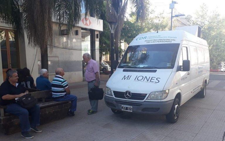 Registro de las Personas móvil en Plaza 9 de Julio de Posadas. (Prensa RPP) Imagen ilustrativa.