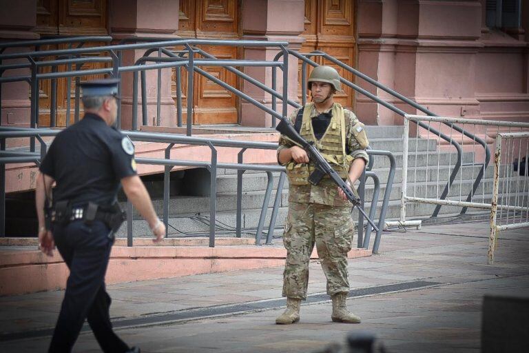 La Casa Rosada cuenta con una imponente presencia militar. Foto: Federico López Claro.