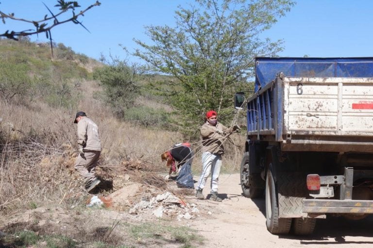 Limpiaron el camino y le quitaron unas 100 bolsas de residuos,