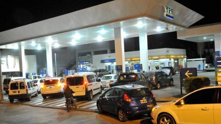 Los vehículos se agolparon para cargar combustible antes del aumento.