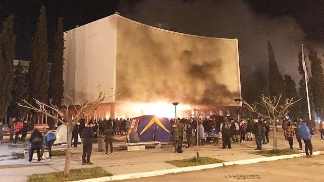 Manifestantes frente a la Legislatura.