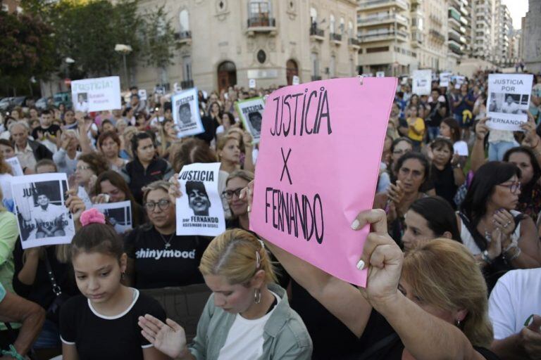 Emotivo pedido de Justicia por Fernando en el Monumento a la Bandera (Juan José García)