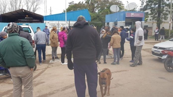 Vecinos del barrio Mujeres Argentinas reclaman la liberación de los dos detenidos.