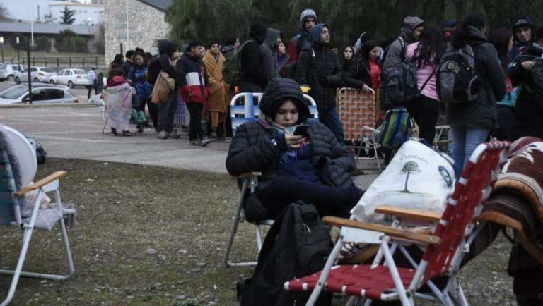 Masivo acampe para cubrir puestos de auxiliar en Neuquén.