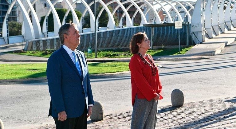 Schiaretti junto a su esposa rindieron homenaje a caídos en Malvinas.