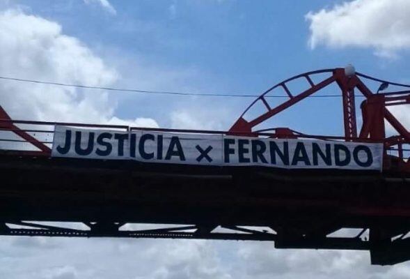 En pleno juicio a Nahir Galarza, robaron una bandera que reza "Justicia por Fernando Pastorizzo".