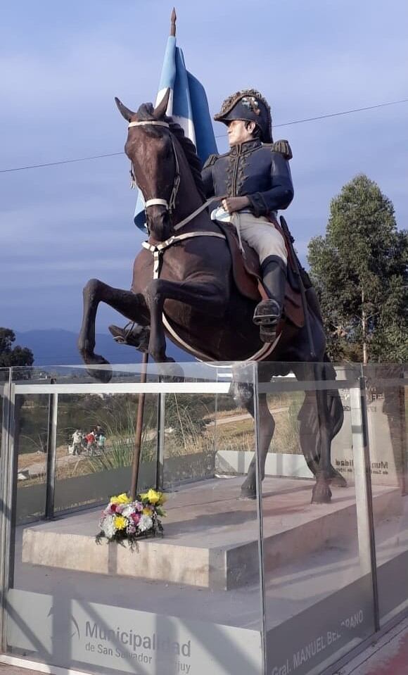 Estatua realista del creador de la Bandera, emplazada en el parque "Gral. Manuel Belgrano" de Alto Comedero, en San Salvador de Jujuy.