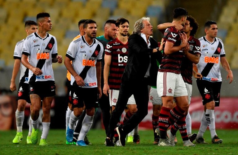 Jorge Jesus intentando separar a los jugadores (Foto: Mauro Pimentel/AFP)