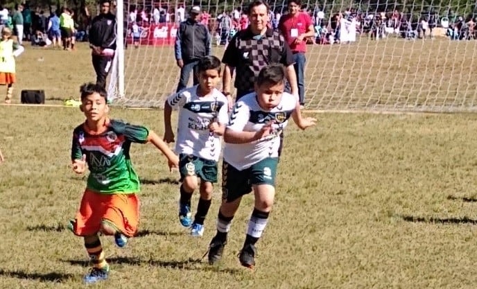 Copa Ciudad de Posadas: en uno de los partidos los chicos demuestran que nada se gana sin esfuerzo. (Migue Geneyro)