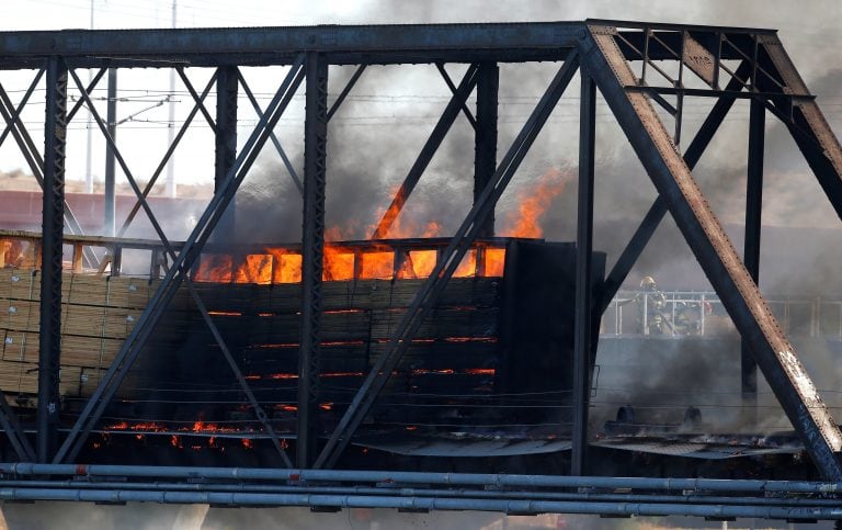 El accidente provocó un feroz incendio. (AP)