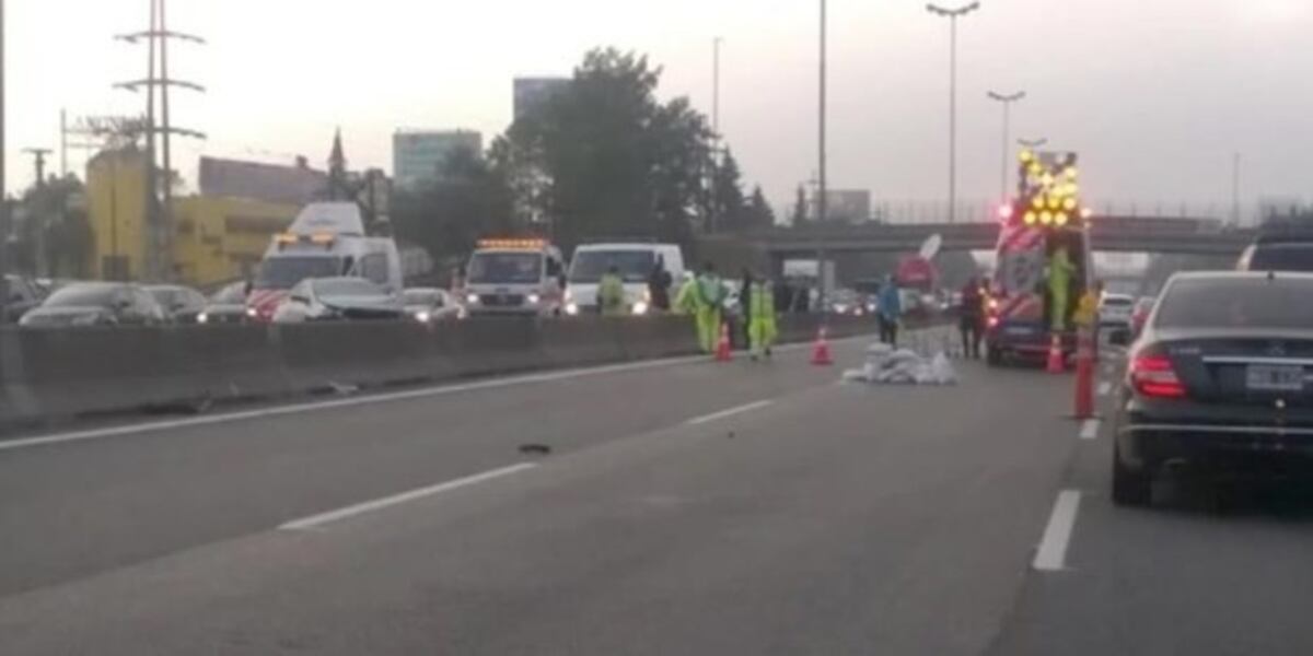 Choque en Panamericana: hay dos personas atrapadas en la cabina de un camión
