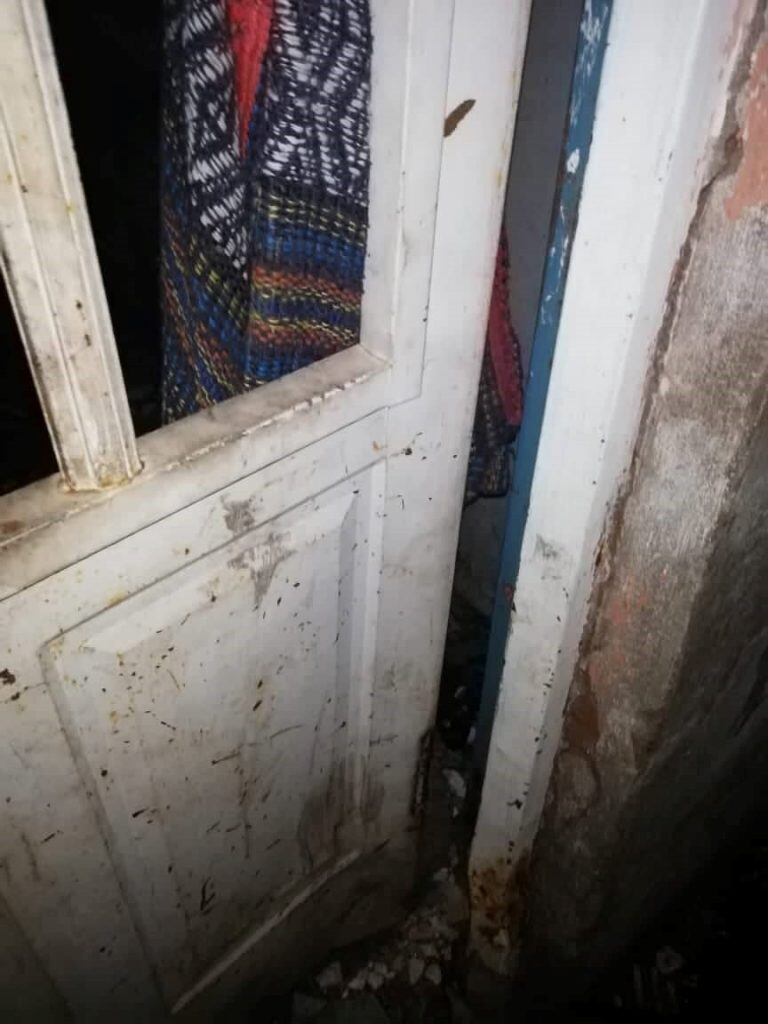 Puerta que forzaron del departamento al que los delincuentes ingresaron.