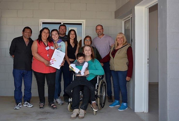 Entrega de viviendas en Beazley.