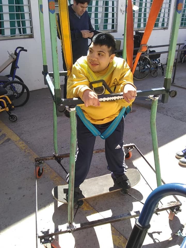 La primera prueba del skate adaptado se realizó en una escuela de educación especial ubicada en Glew. (Foto: Facebook/industrialdetemperleyoficial)