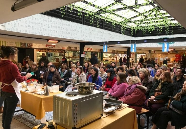 Clases de cocina abiertas y gratuitas en el Mercado de Belgrano (Clarín)