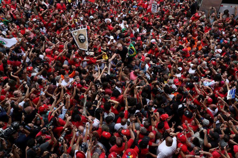 Miles de personas estuvieron en el acto en los suburbios de San Pablo. (Foto:REUTERS/Amanda Perobelli)