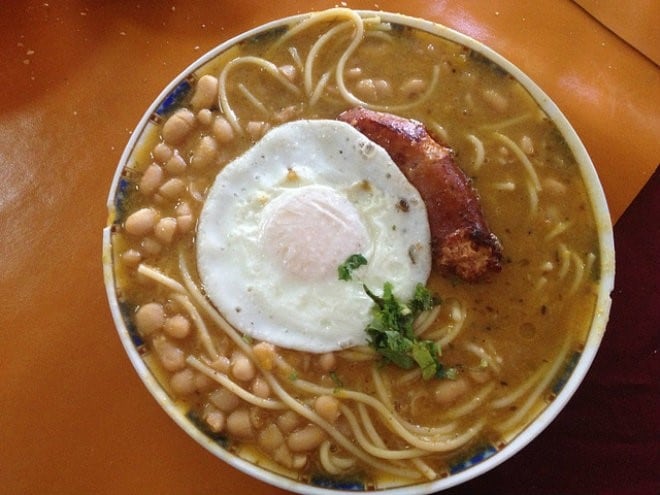 Porotos con riendas con chorizo y huevo frito. (Web)